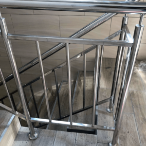 Лестницы с металлическими перилами