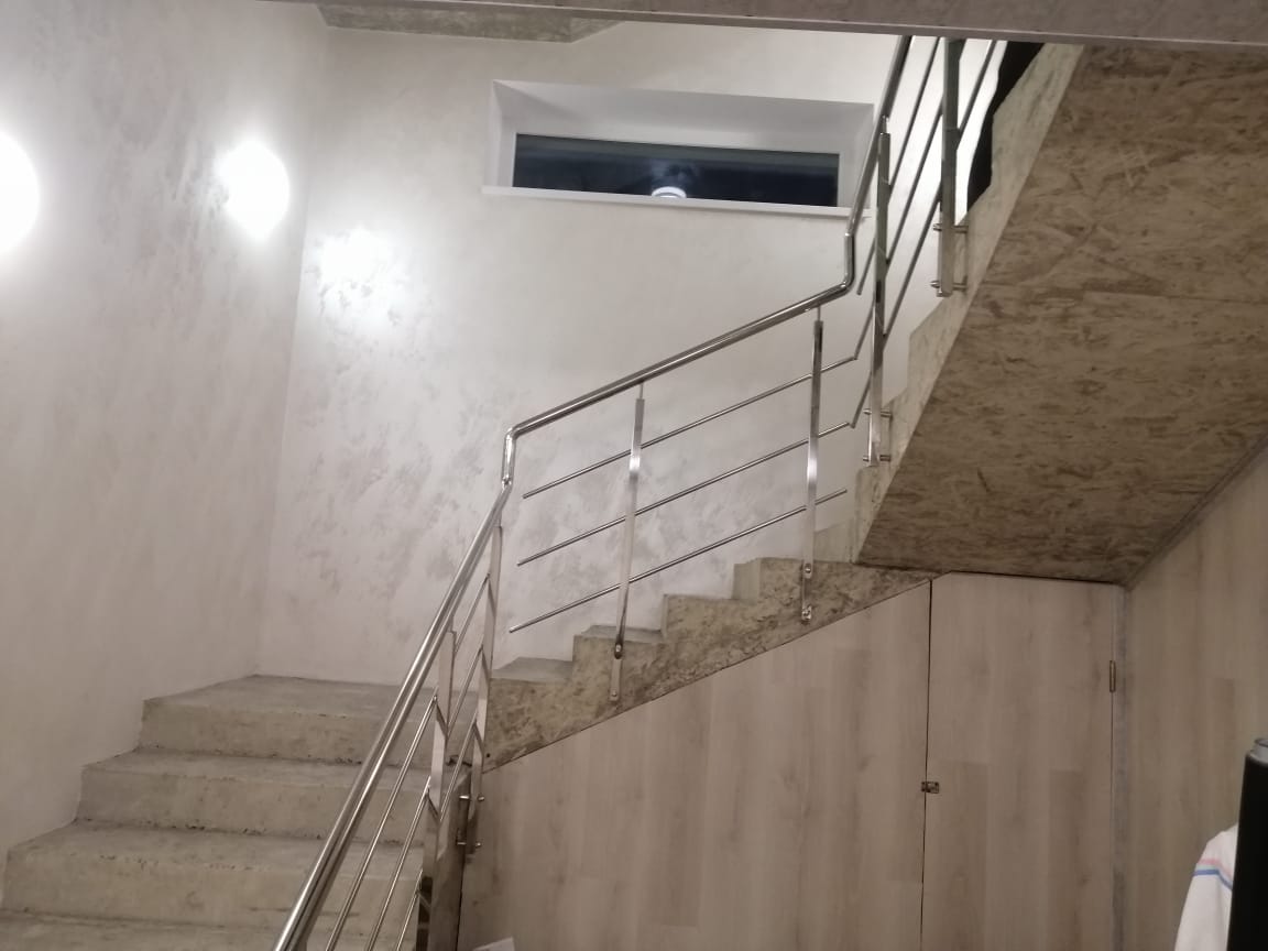 Лестницы для дома с хромированными перилами
